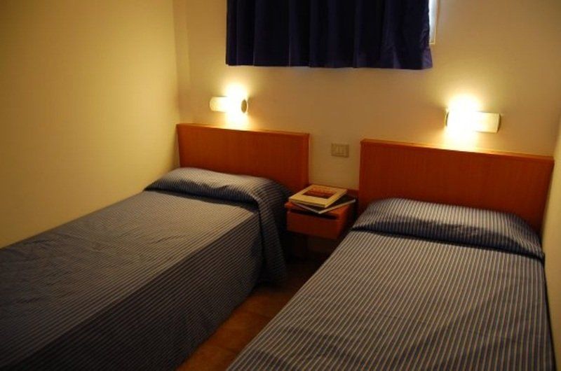 Apartamentos Karina بلايا ديل إنغلز المظهر الخارجي الصورة